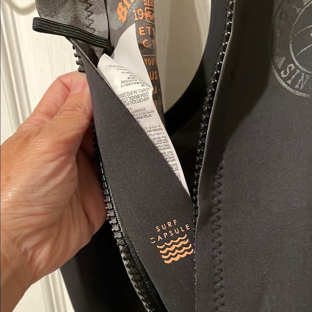 Billabong Floral Black Sleeveless wetsuit - Picture 4 of 7